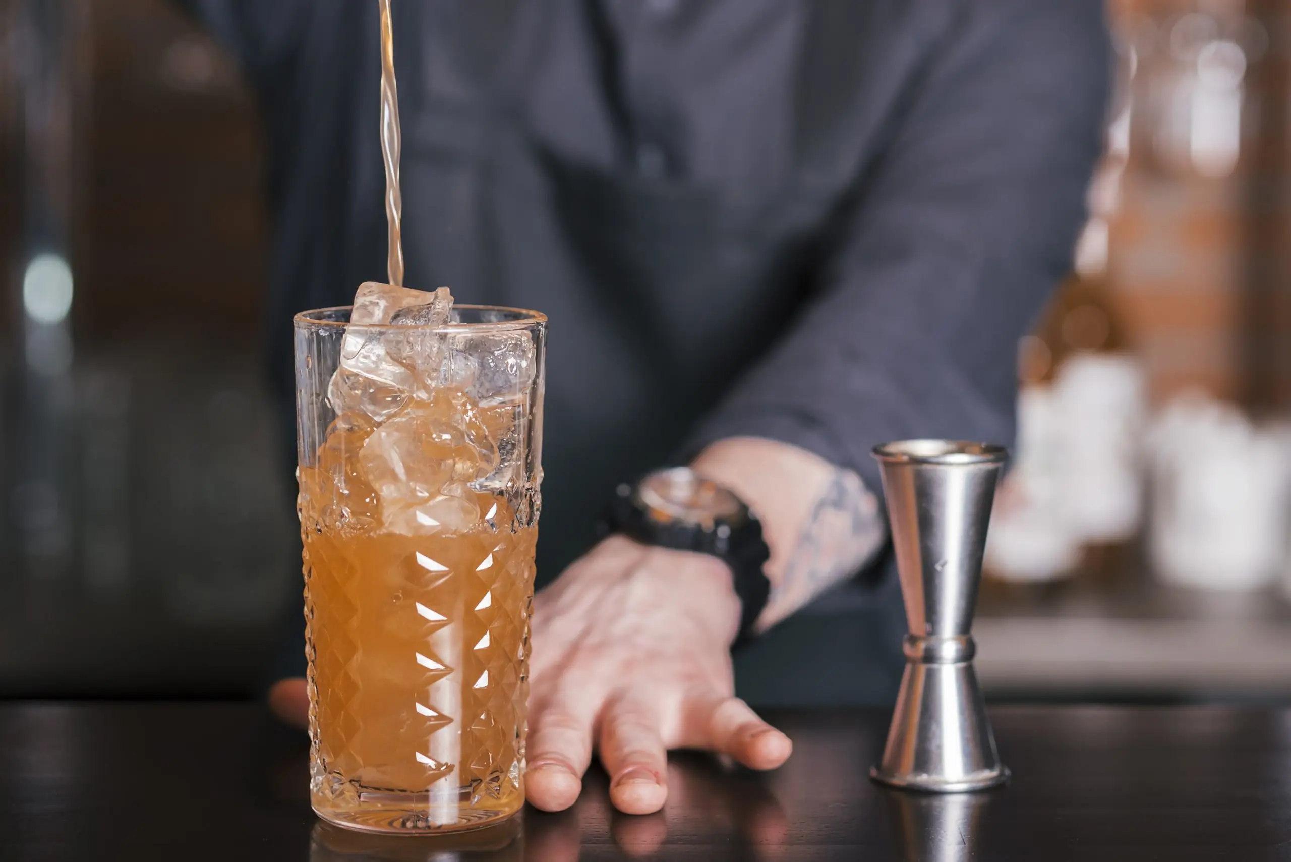 Verres premium utilisés dans les services HORECA pour servir cocktails, boissons gazeuses et boissons gourmet avec une présentation élégante.