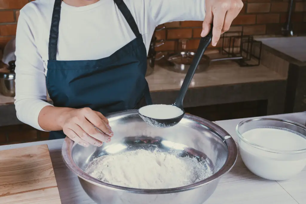 Cheesecakes artisanaux préparés dans une boutique de cheesecake spécialisée, avec un packaging adapté à la vente et à la vente à emporter.